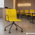 Krzesło konferencyjne NEST na kółkach z podłokietnikami – żółta tapicerka i czarny stelaż, sala wykładowa