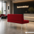 Sofa ZENO 160 cm – czerwona tapicerka, białe metalowe nogi, widok tylnej części sofy