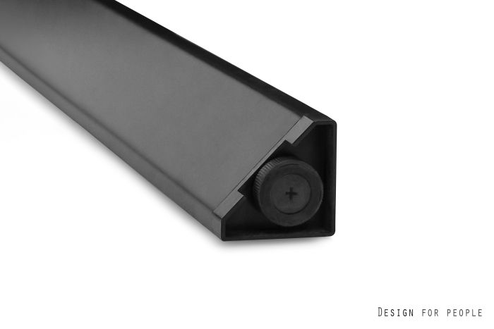 Detal trójkątnego profilu nogi biurka bench z czarnym stelażem