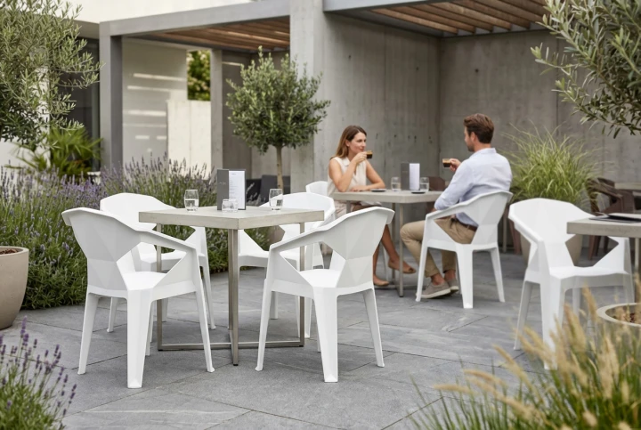 Białe krzesła MUZE na tarasie restauracyjnym
