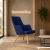 Granatowy fotel soft seating Luna na drewnianych nogach w nowoczesnej recepcji