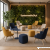 Fotele Luna i pufy soft seating w eleganckiej strefie relaksu z zieloną ścianą