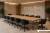 Czarne fotele konferencyjne BARNET przy dużym stole konferencyjnym