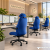 Niebieskie fotele dyspozytorskie ATLAS 24/7 przy stanowiskach centrum monitoringu