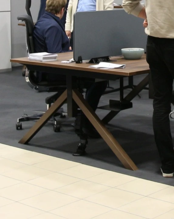 Podwójne biurko bench do biura i open space – dekor orzech