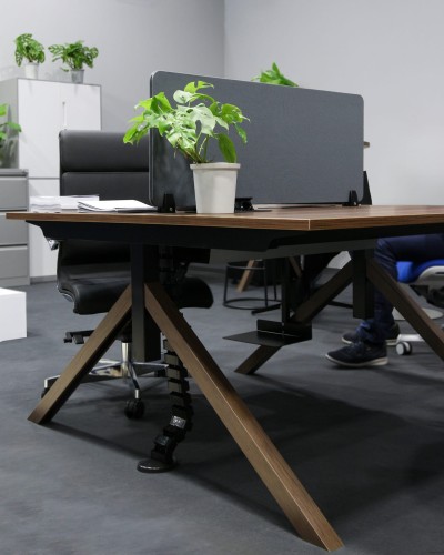 Biurko bench w kolorze orzech z przegrodą