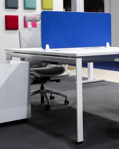 Biurko bench z niebieską przegrodą biurkową – podwójne stanowisko pracy do biura