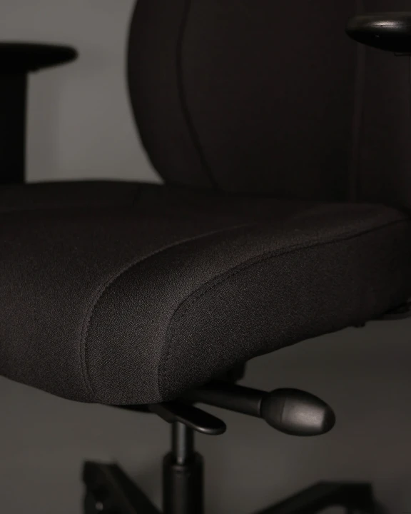 Fotel PIU UNIQUE 24/7 – tapicerka premium TW-AE-01H, zbliżenie na siedzisko