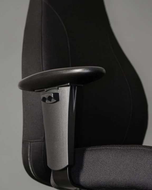 Fotel PIU M UNIQUE 24/7 – elegancki fotel biurowy premium do pracy całodobowej, widok przód-bok