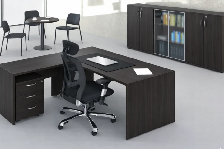 Biurko gabinetowe 28 mm w kolorze venge – minimalistyczne biuro