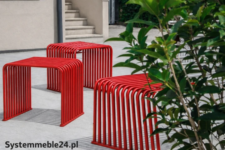 czerwone ławki miejskie stalowe nowoczesne siedziska outdoor przestrzeń publiczna design