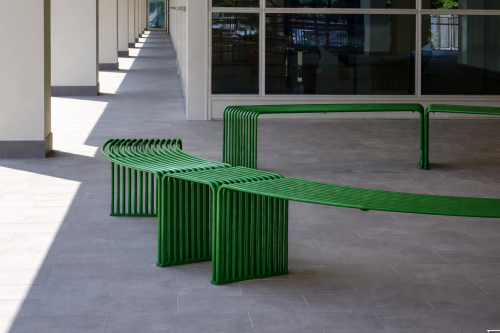 zielone ławki miejskie nowoczesne stalowe przestrzeń publiczna Warszawa outdoor
