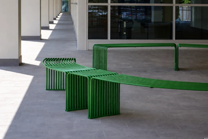 zielone ławki miejskie nowoczesne stalowe przestrzeń publiczna Warszawa outdoor