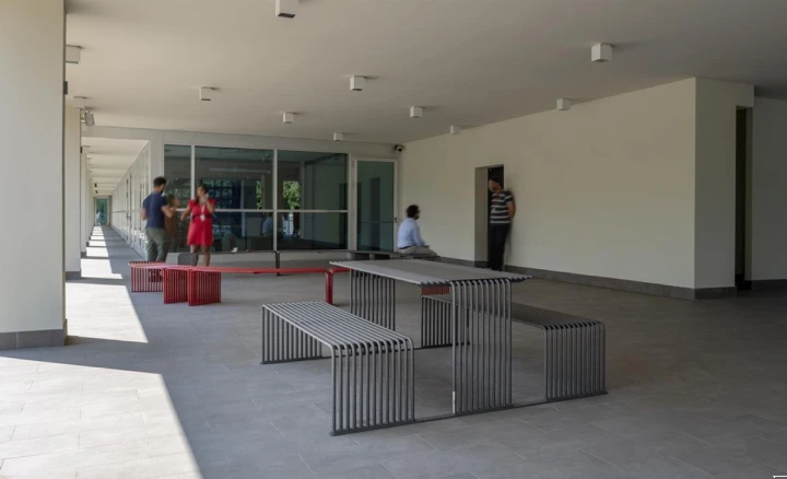 ławki miejskie stalowe nowoczesne aranżacja przestrzeni publicznej minimalistyczny design kolor szary ciemny