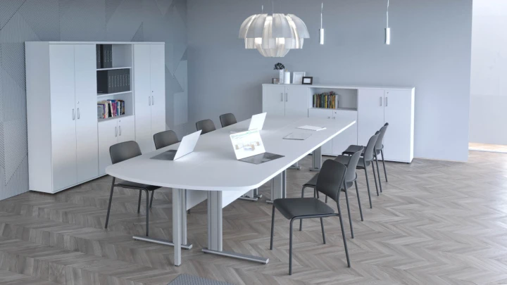 Aranżacja mebli biurowych EM Box – stanowisko pracy z biurkami, szafami aktowymi i ergonomicznymi fotelami.