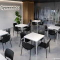 Stolik do spotkań 80 × 80 cm z białym blatem i metalową podstawą – Systemmeble24.pl