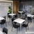 Stolik do spotkań 80 × 80 cm z białym blatem i metalową podstawą – Systemmeble24.pl